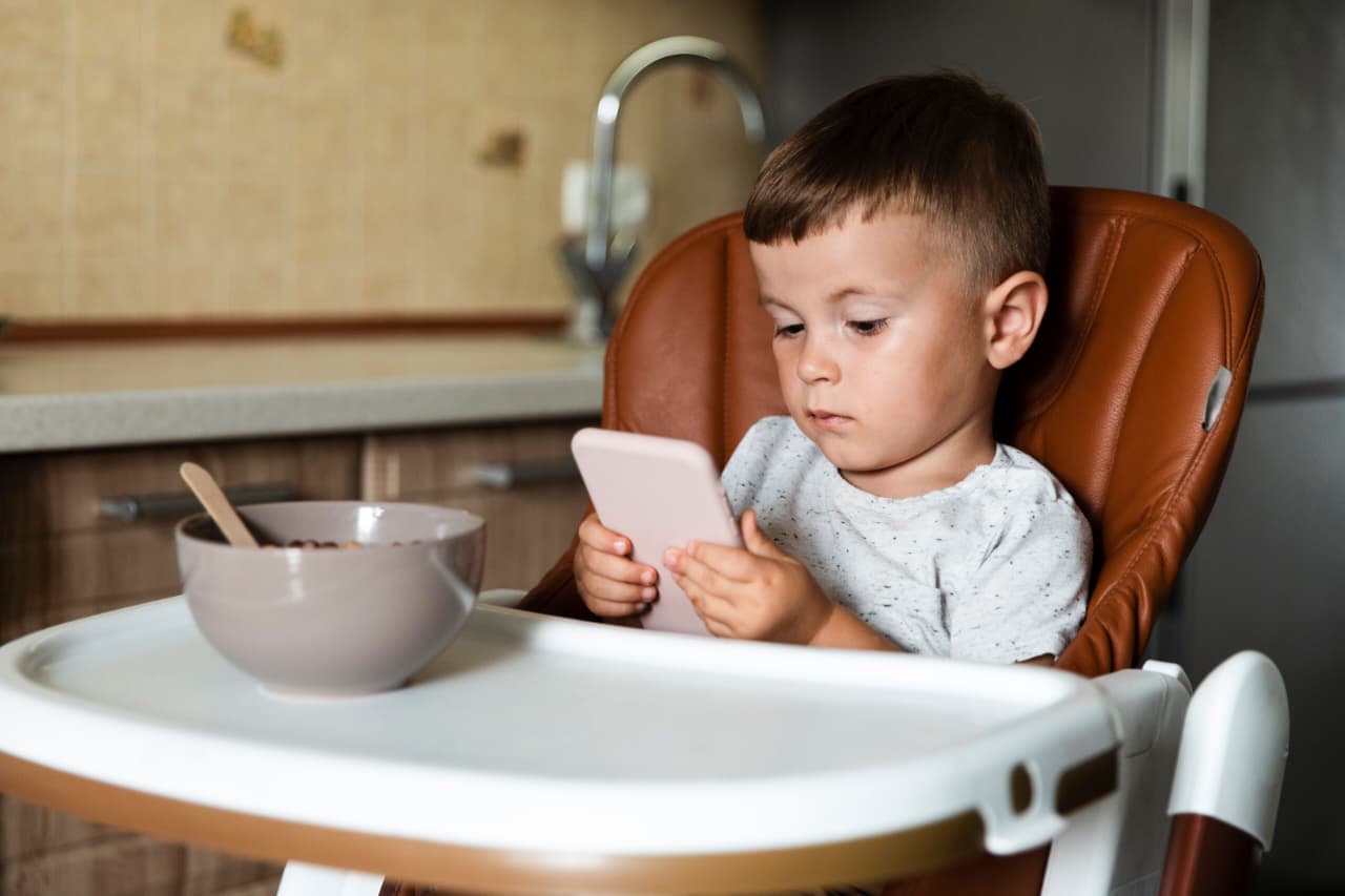 Managing Screen Time and Study Pressure: Finding a Healthy Balance at Home
